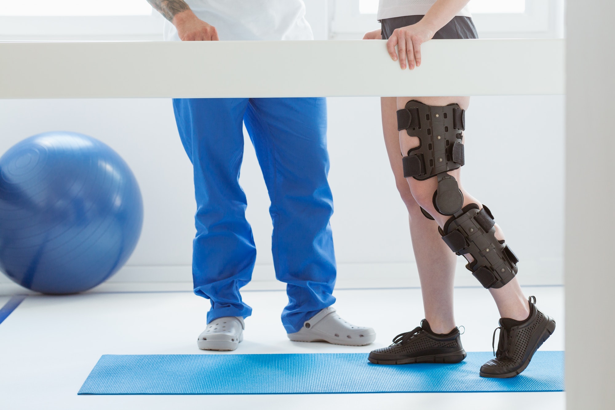 Patient and physiotherapist at the first appointment in orthopedic clinics